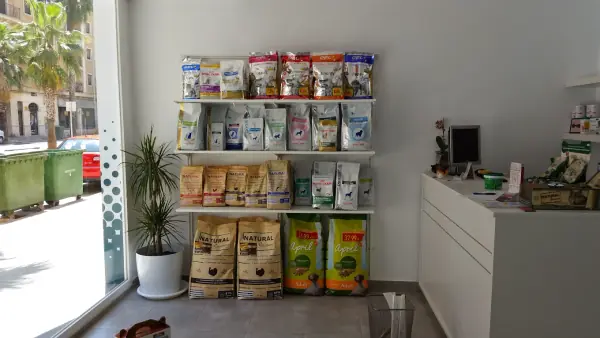 Tienda de alimentación con vista a la calle