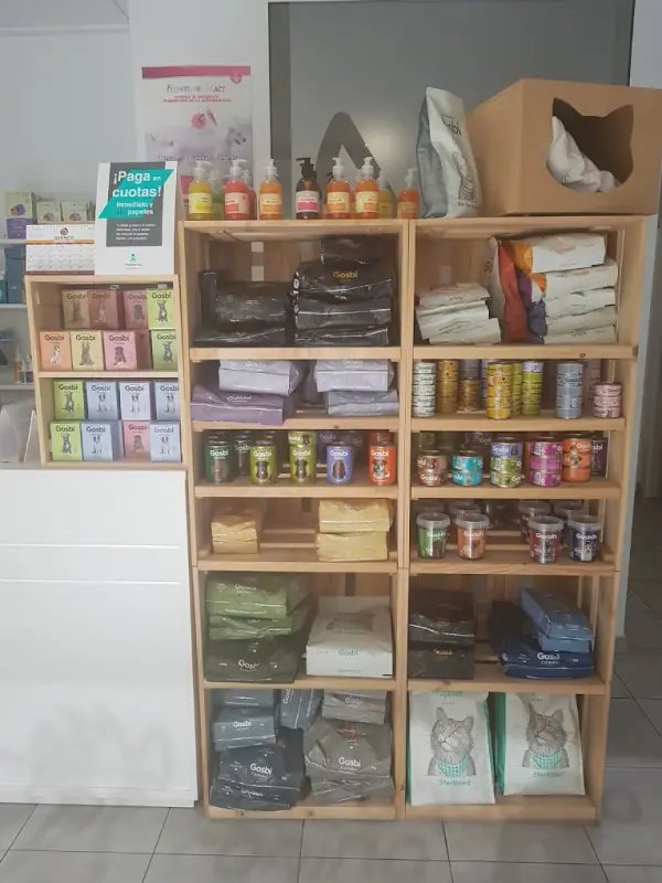 Estantería con dietas veterinarias, latas y antiparasitarios
