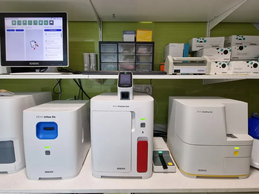 Laboratorio propio con analizadores IDEXX